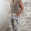 Comfypants flower jeansblauw/zand met gilet fango – casual chic outfit